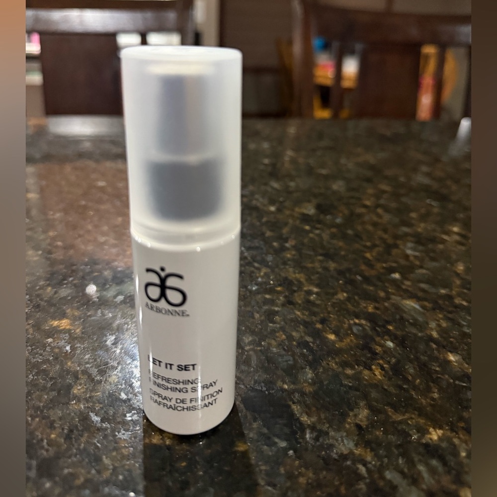 Arbonne Let It Set Refreshing Spray - White